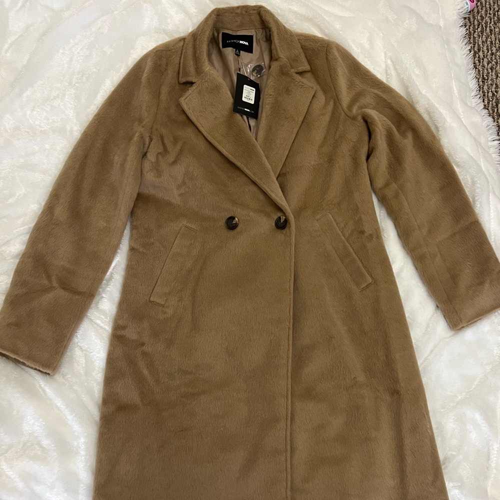 Brand new with tags gorgeous coat from Fashion Nova. Perfect for fall!